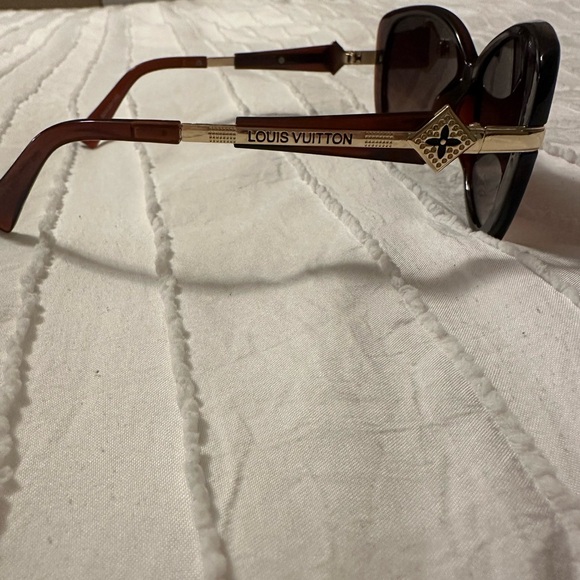 LV Sunglasses - Picture 4 of 4